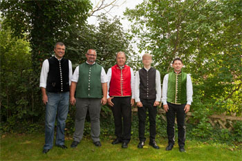 Die Herren mit ihrer neuen Weste Die Herren mit ihrer neuen Weste